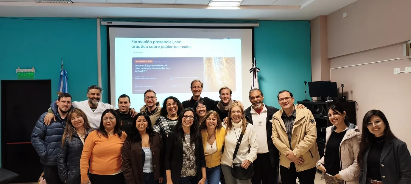 Foto grupal de participantes de una jornada con el Dr. Frusso.